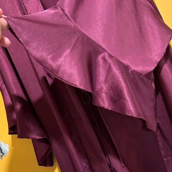 Elegant Burgundy Satin Robe - Picture 4 of 6